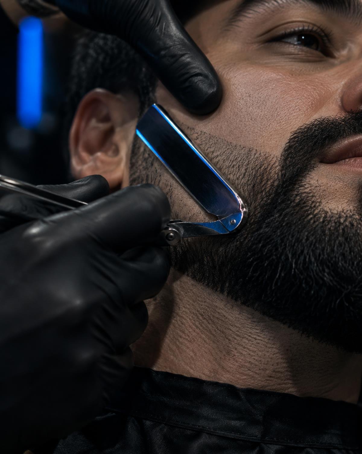 Detalhe do acabamento da barba feito com navalha na Barbearia Hype
